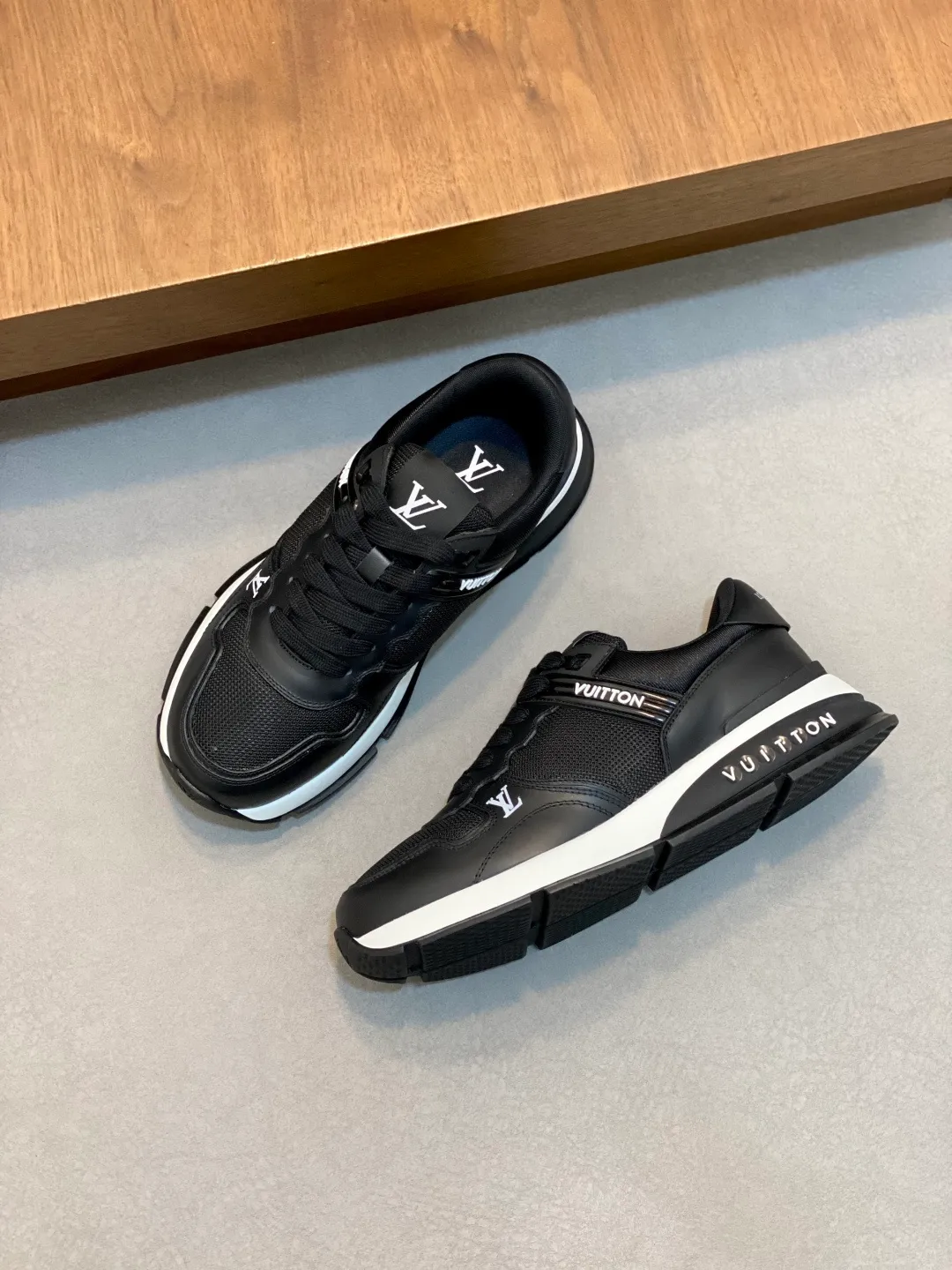 💰800 Lujia new color matching men's 🧍‍♂️trainer sneakers, this LV Trainer sneaker is made of soft grained calfskin and presents pure tones. The brand was born in 1854. The designer's handwritten brand logo is embellished on one side. Virgil Abloh designed it himself. It is a very commemorative sneaker. Brand new LV Louis Vuitton louis vuitton trainer sneaker low casual sports culture versatile basketball shoes Size: 39-44 (38, 45, 46 customized)
